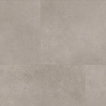 Close-up van Ambiant Sarino 67114112 Light Grey betonlook PVC tegelvloer - gedetailleerde textuur en zachte grijstinten