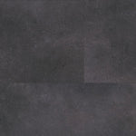 Close-up van Ambiant Sarino XL 67124210 Anthracite PVC tegelvloer - gedetailleerde betonlook textuur en rijke antraciet tinten