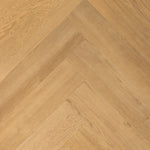 Douwes Dekker Ambitieus Brede Visgraat Rigid click 04872 Boterkoek PVC vloer, biedt een duurzame en stijlvolle afwerking voor woonruimtes