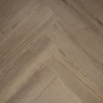 Douwes Dekker Ambitieus Brede Visgraat Rigid click 04873 Spekkoek PVC vloer, biedt een duurzame en stijlvolle afwerking voor woonruimtes
