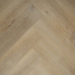 Douwes Dekker Ambitieus Brede Visgraat Rigid click 04874 Honing PVC vloer, biedt een duurzame en elegante afwerking voor woonruimtes