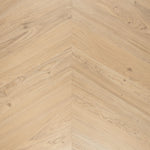 Douwes Dekker Ambitieus Hongaarse Punt 07809 Crème Brûlée PVC vloer, biedt een luxe en duurzame afwerking voor eigentijdse woningen