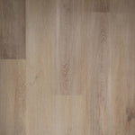 Douwes Dekker Ambitieus Riante Plank 04743 Honing PVC vloer, biedt een duurzame en stijlvolle afwerking, ideaal voor moderne woonruimtes