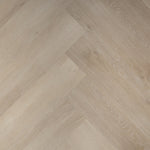 Douwes Dekker Ambitieus Trendy Visgraat 04764 Pepermunt PVC vloer, biedt een stijlvolle en duurzame afwerking, ideaal voor moderne woningen