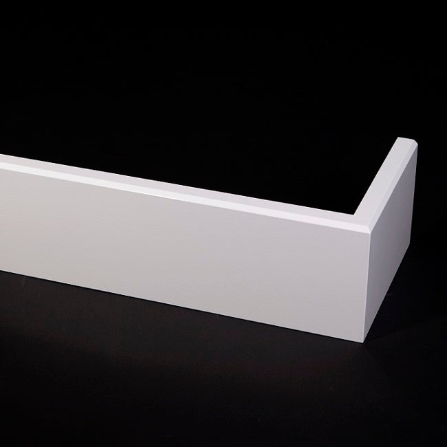 MDF Renovatieplint Modern 120x18 cm in wit RAL9010. Deze stijlvolle plint biedt een afwerking voor muren en vloeren, perfect voor een moderne look