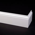 MDF Romantische plint 150x18 cm in wit RAL9010, met een klassieke en elegante uitstraling. Ideaal voor een luxe afwerking van jouw interieur