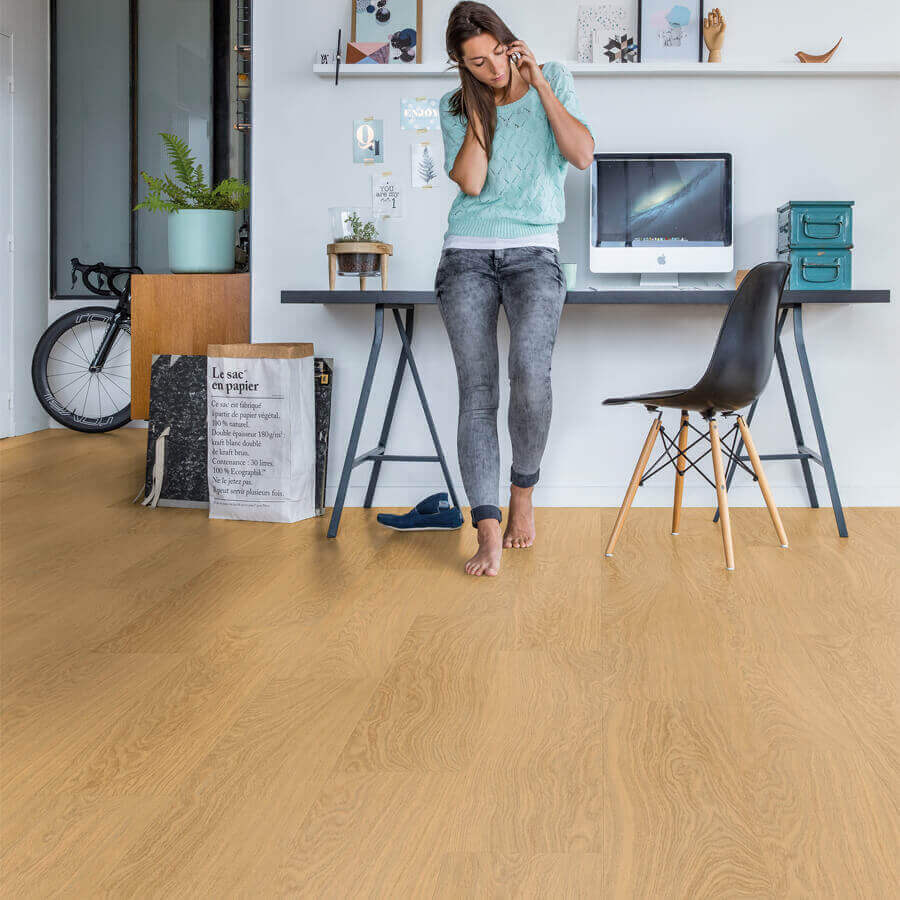 Quick Step Bloom AVMPU40098 Pure Honing Eik pvc vloer, elegante honing eiken click-vloer, perfect voor een gezellig en stijlvol interieur
