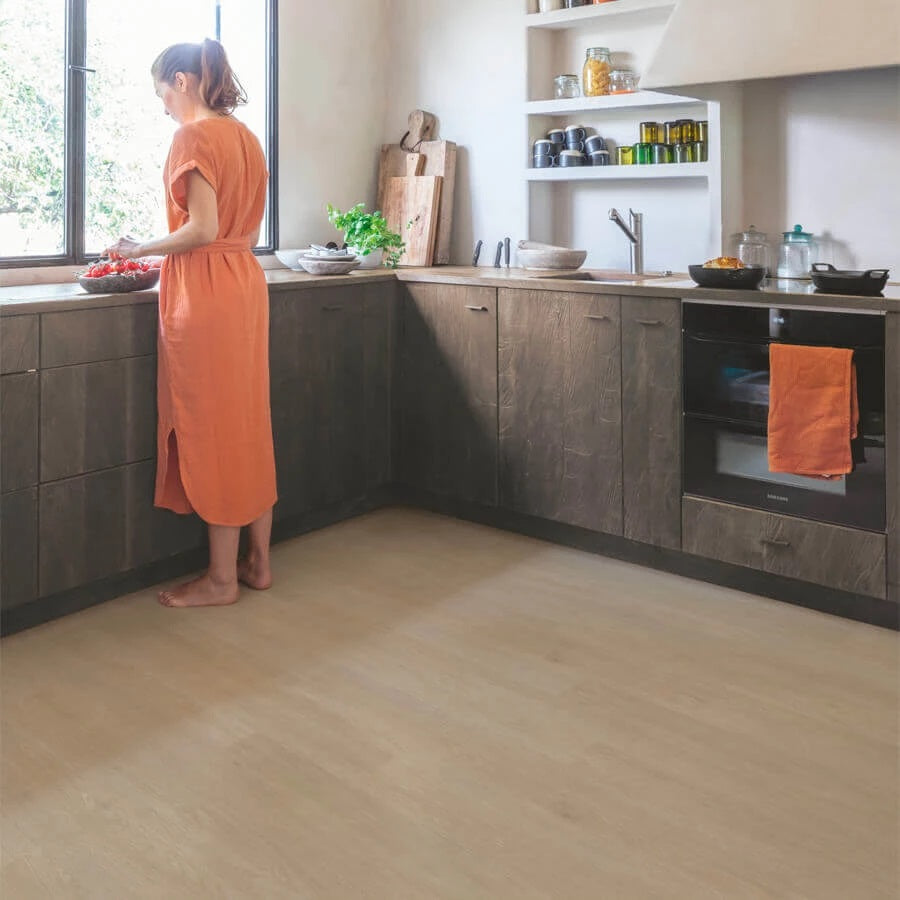 Quick Step Liv SGSPC20317 Satijn Eik Greige pvc vloer, subtiele eikentextuur in greige, geschikt voor een serene en moderne woonruimte
