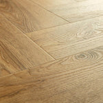 Quick Step Pristine SGHBC20333 Herfst Eik Honing pvc vloer, warme honingkleurige visgraatvloer voor een uitnodigende en sfeervolle uitstraling