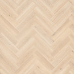 Tarkett iD Inspiration 55 Visgraat Highland Oak Cream pvc vloer, zachte crèmekleurige eikentinten in visgraatpatroon voor een verfijnde sfeer