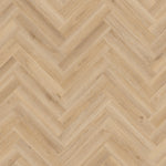 Tarkett iD Inspiration 55 Visgraat Highland Oak Golden pvc vloer, warme visgraatvloer met gouden eikentinten voor een luxe uitstraling