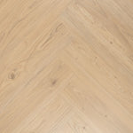 Douwes Dekker Ambitieus Trendy Visgraat 07805 Crème Brûlée PVC vloer, biedt een stijlvolle en duurzame afwerking, perfect voor moderne woonruimtes