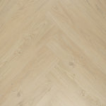 Douwes Dekker Ambitieus Trendy Visgraat 07806 Tiramisu PVC vloer, biedt een stijlvolle en duurzame afwerking, perfect voor moderne interieurs