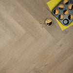 Douwes Dekker Ambitieus Brede Visgraat Rigid click 04874 Honing PVC vloer, combineert stijl en stevigheid voor woningen en appartementen