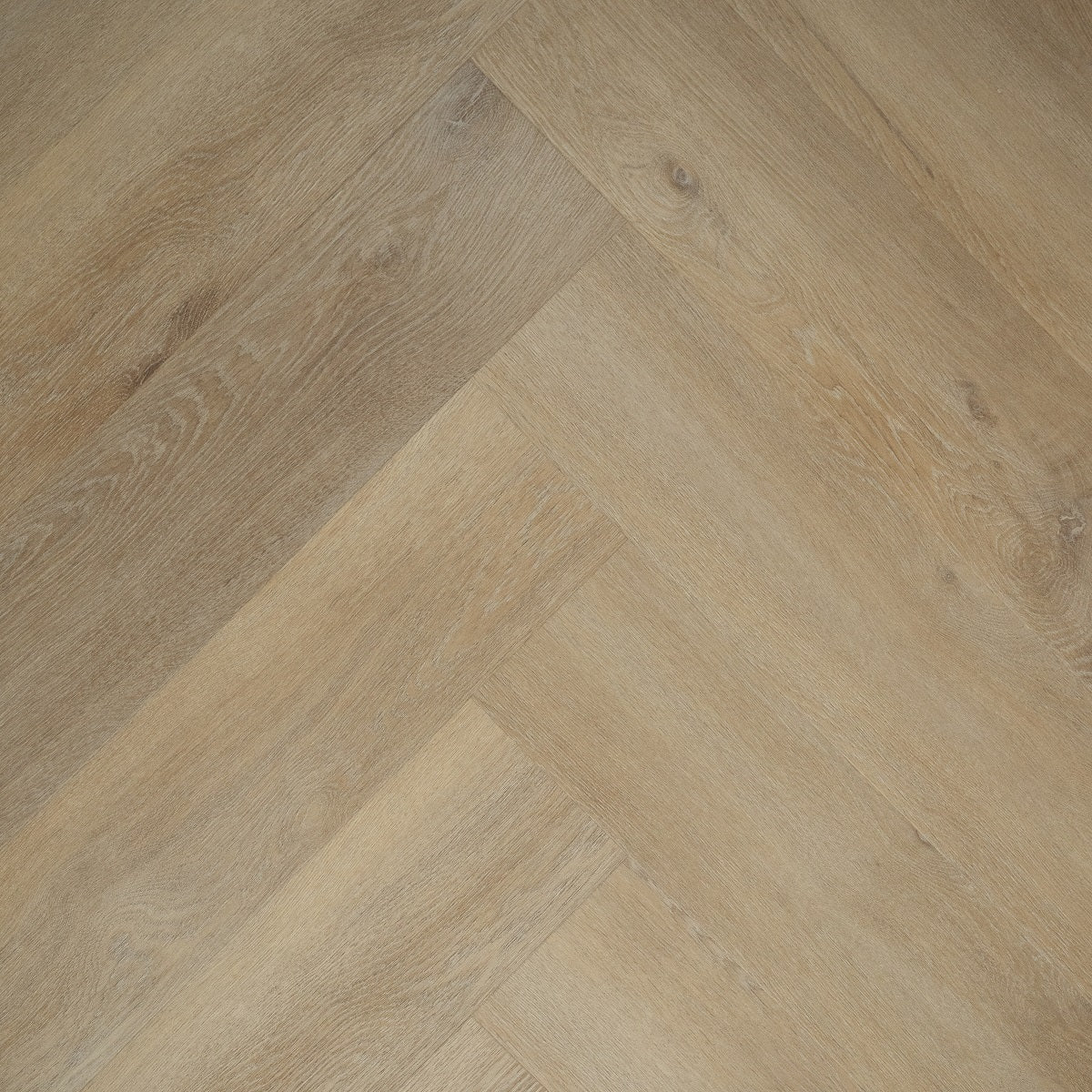 Douwes Dekker Ambitieus Brede Visgraat Rigid click 04874 Honing PVC vloer, biedt een duurzame en elegante afwerking voor woonruimtes
