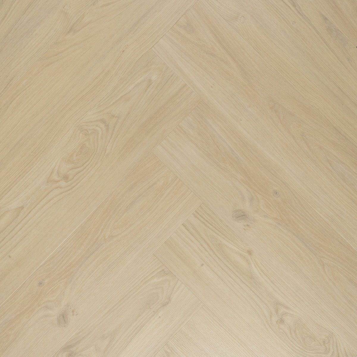 Douwes Dekker Ambitieus Brede Visgraat Rigid click 07818 Tiramisu PVC vloer, biedt duurzame en stijlvolle afwerking voor moderne woonruimtes