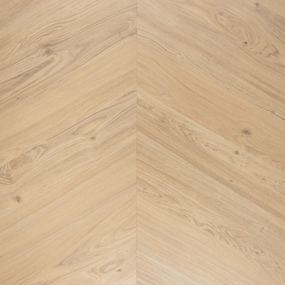 Douwes Dekker Ambitieus Hongaarse Punt 07809 Crème Brûlée PVC vloer, biedt een luxe en duurzame afwerking voor eigentijdse woningen