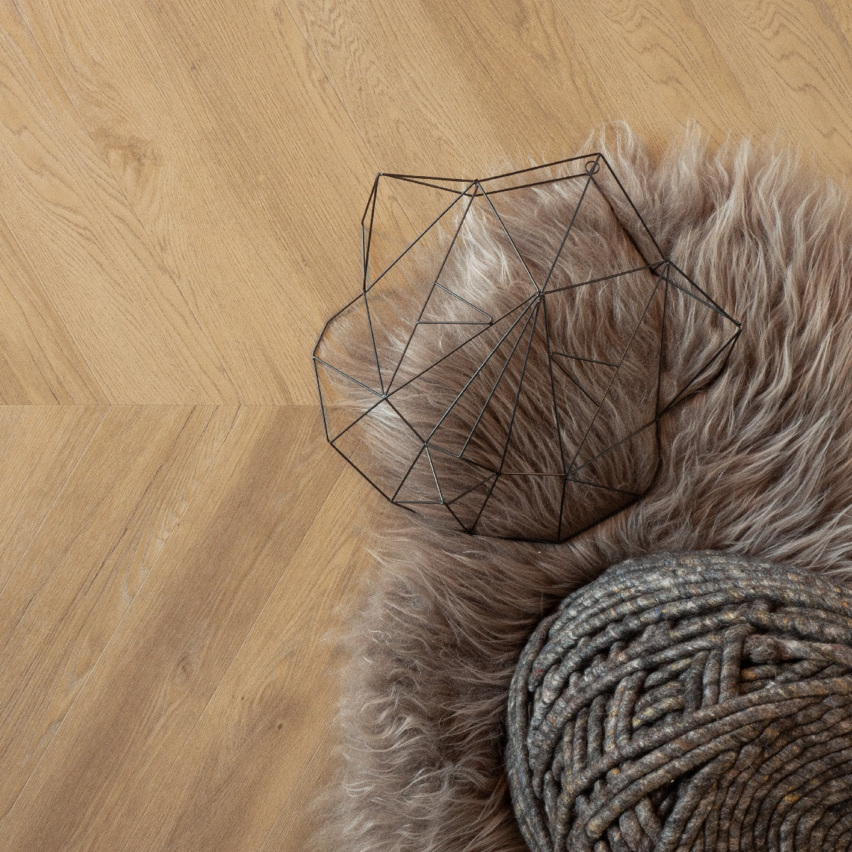 Douwes Dekker Ambitieus Hongaarse Punt Rigid click 04967 Boterkoek PVC vloer, combineert elegantie en stevigheid, perfect voor eigentijdse huizen