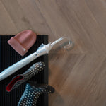 Douwes Dekker Ambitieus Hongaarse Punt Rigid click 04968 Spekkoek PVC vloer, combineert elegantie en stevigheid, perfect voor eigentijdse huizen