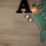 Douwes Dekker Ambitieus Riante Plank 04743 Honing PVC vloer, robuust en elegant, perfect voor een eigentijdse en duurzame leefomgeving
