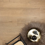 Douwes Dekker Ambitieus Riante Plank Rigid click 04867 Gemberkoek PVC vloer, combineert elegantie en stijl, ideaal voor eigentijdse interieurs 