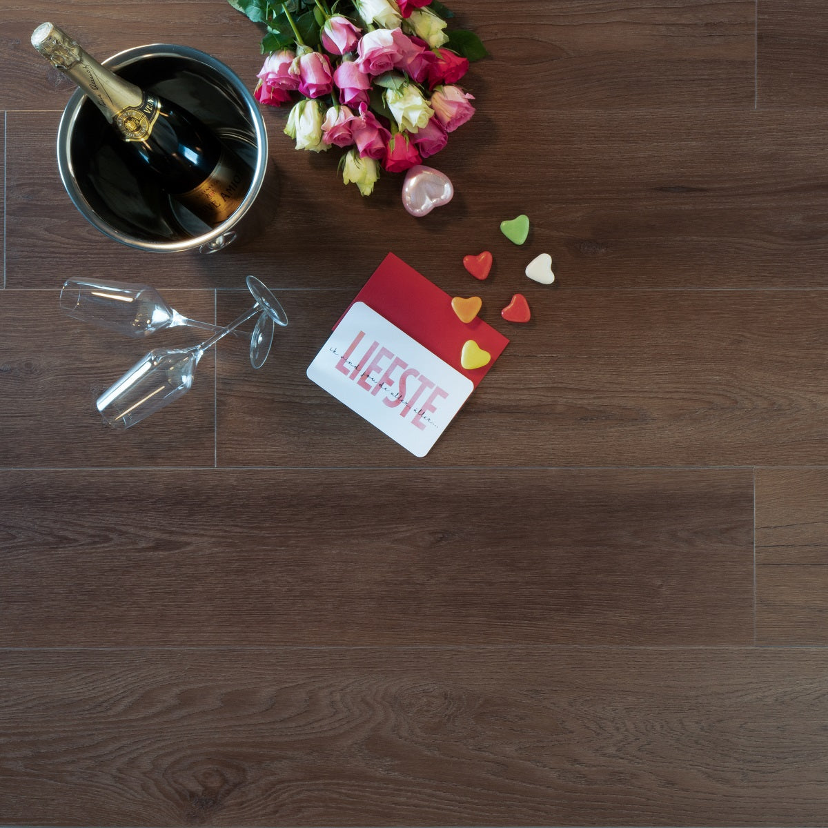 Douwes Dekker Ambitieus Riante Plank Rigid click 04868 Bastogne Koek PVC vloer, combineert elegantie en robuustheid voor interieurs