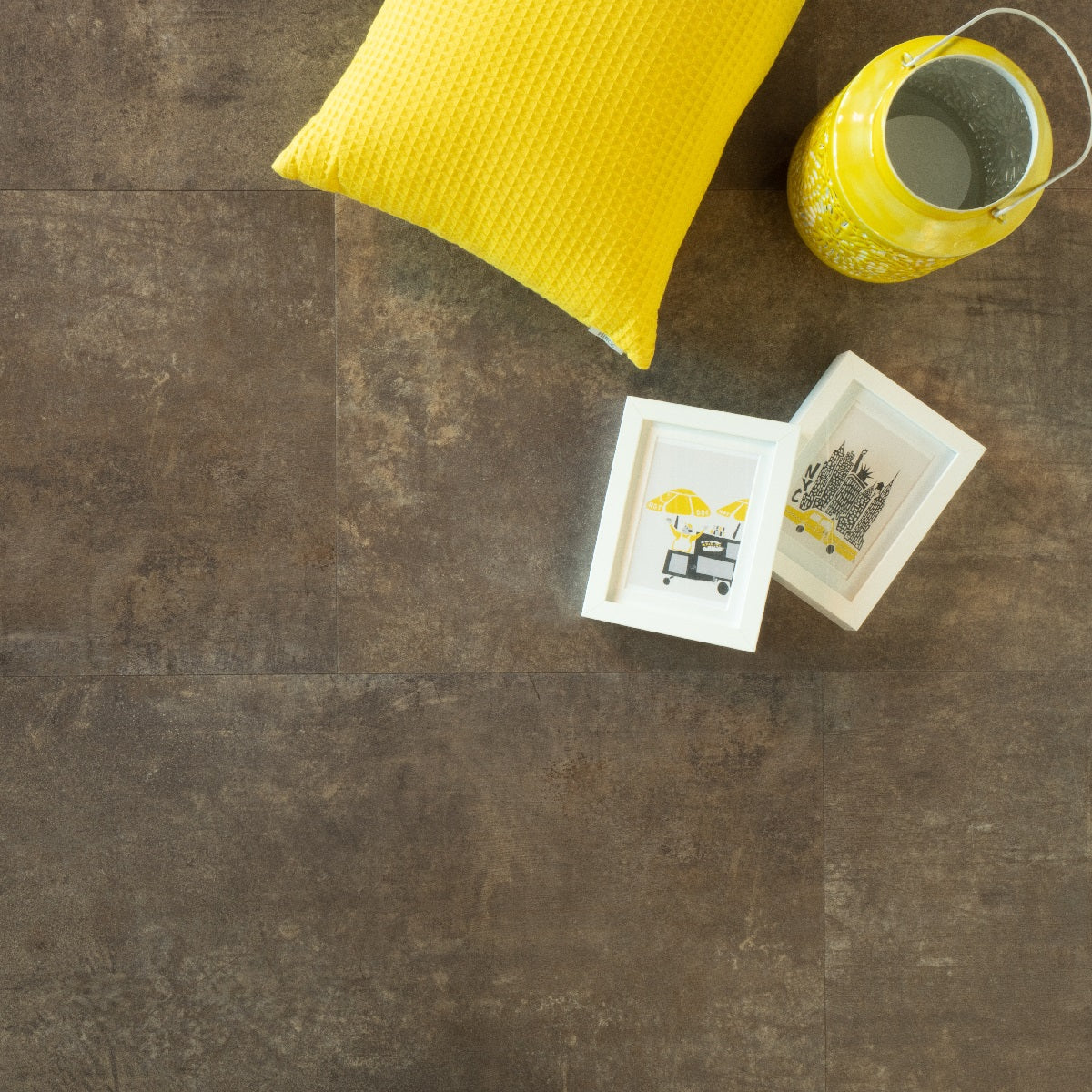 Douwes Dekker Ambitieus Flinke Tegel 04763 Brownie PVC vloer, combineert elegantie en robuustheid, ideaal voor eigentijdse interieurs