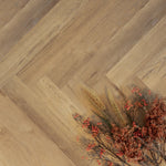Douwes Dekker Ambitieus Trendy Visgraat Rigid click 04969 Gemberkoek PVC vloer, combineert elegantie en stevigheid voor moderne inrichtingen
