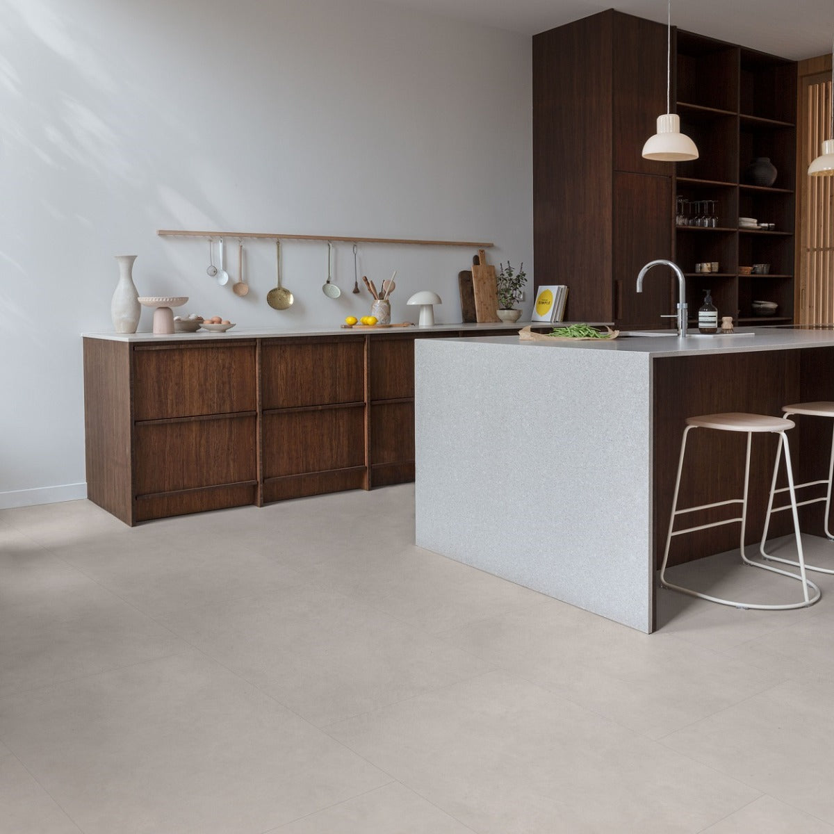 Floorify Kleine Tegels F530 Pebble Beach Small PVC vloer - luxe tegelvloer die zorgt voor een modern, chic en gastvrij woongevoel