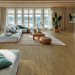 De mFLOR Authentic Hervik 85103 Hanna PVC vloer toont een verfijnde houtnerf in een stijlvolle en moderne interieursetting