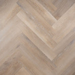 Moderne Otium Herringbone Ava 94605 PVC vloer in een eigentijdse ruimte, met een subtiel visgraatpatroon en een luxe, natuurlijke uitstraling