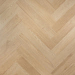 Elegante Otium Herringbone Crystal 94629 PVC vloer in een moderne ruimte, met een verfijnd visgraatpatroon en een heldere, luxe uitstraling