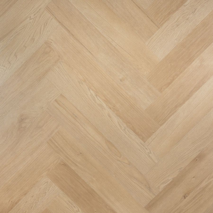 Elegante Otium Herringbone Crystal 94629 PVC vloer in een moderne ruimte, met een verfijnd visgraatpatroon en een heldere, luxe uitstraling