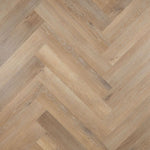 Stijlvolle Otium Herringbone Lily 94609 PVC vloer in een eigentijdse ruimte, met een verfijnd visgraatpatroon en een warme, elegante uitstraling