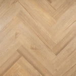 Elegante Otium Herringbone Lux 94637 PVC vloer in een moderne ruimte, met een verfijnd visgraatpatroon en een luxe, warme uitstraling