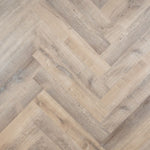 Elegante Otium Herringbone Mist 94621 PVC vloer in een moderne ruimte, met een subtiel visgraatpatroon en een koele, verfijnde uitstraling