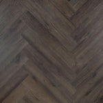 Stijlvolle Otium Herringbone Opal 94649 PVC vloer in een eigentijdse ruimte, met een verfijnd visgraatpatroon en een luxe, heldere uitstraling