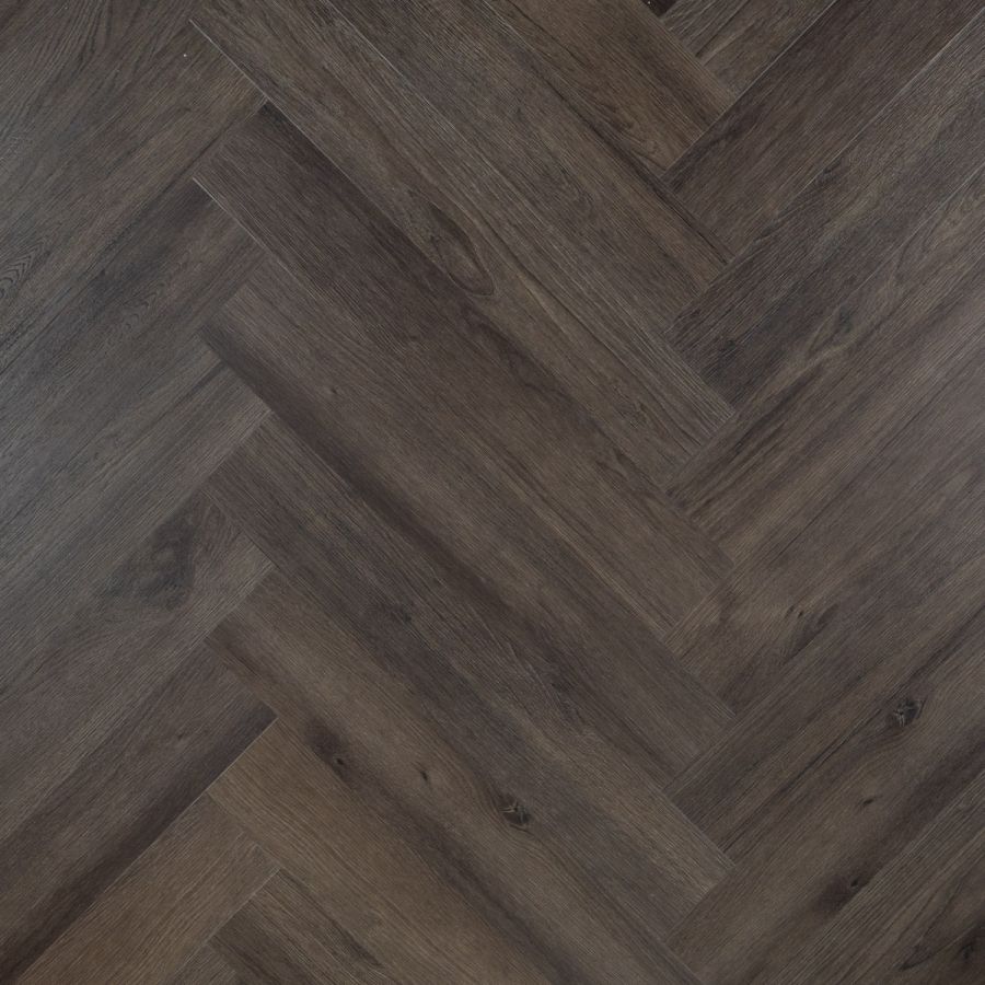 Stijlvolle Otium Herringbone Opal 94649 PVC vloer in een eigentijdse ruimte, met een verfijnd visgraatpatroon en een luxe, heldere uitstraling