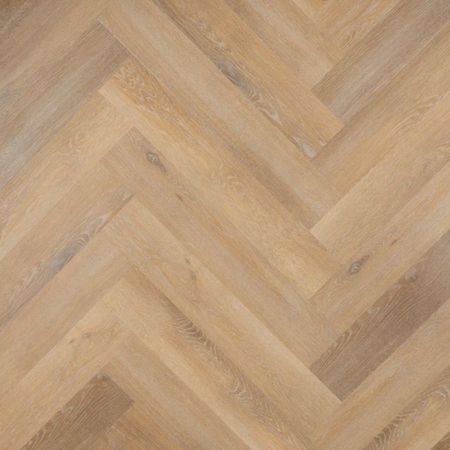Elegante Otium Herringbone Ruby 94597 PVC vloer in een moderne ruimte, met een rijk visgraatpatroon en een warme, luxe uitstraling