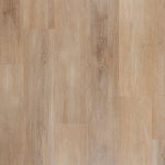 Elegante Otium Plank Ruby 94596 PVC vloer in een moderne setting, benadrukt door rijke houtnerfdetails en een luxe, warme uitstraling