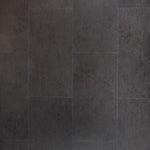 Elegante Otium Tile Himalaya 94651 PVC vloer in een eigentijdse ruimte, met gedetailleerde steentextuur en een verfijnde, natuurlijke uitstraling