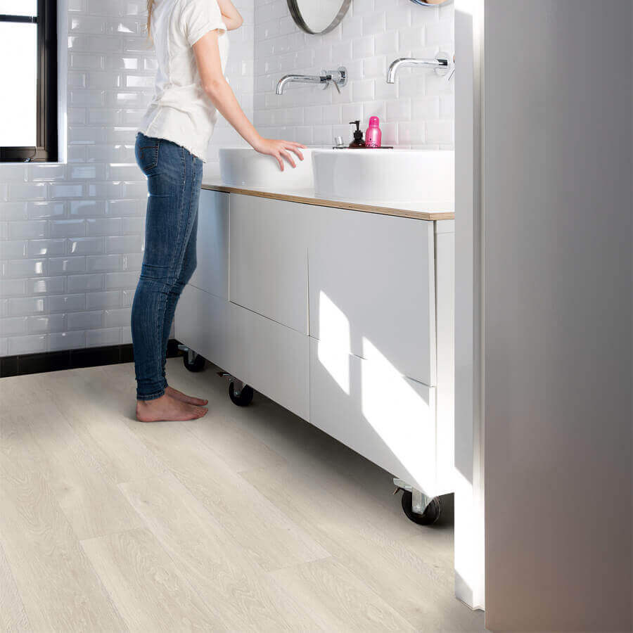 Quick Step Bloom AVMPU40079 Zeebries Lichte Eik pvc vloer, subtiele lichte eiken click-vloer, perfect voor een helder en ruimtelijk interieur