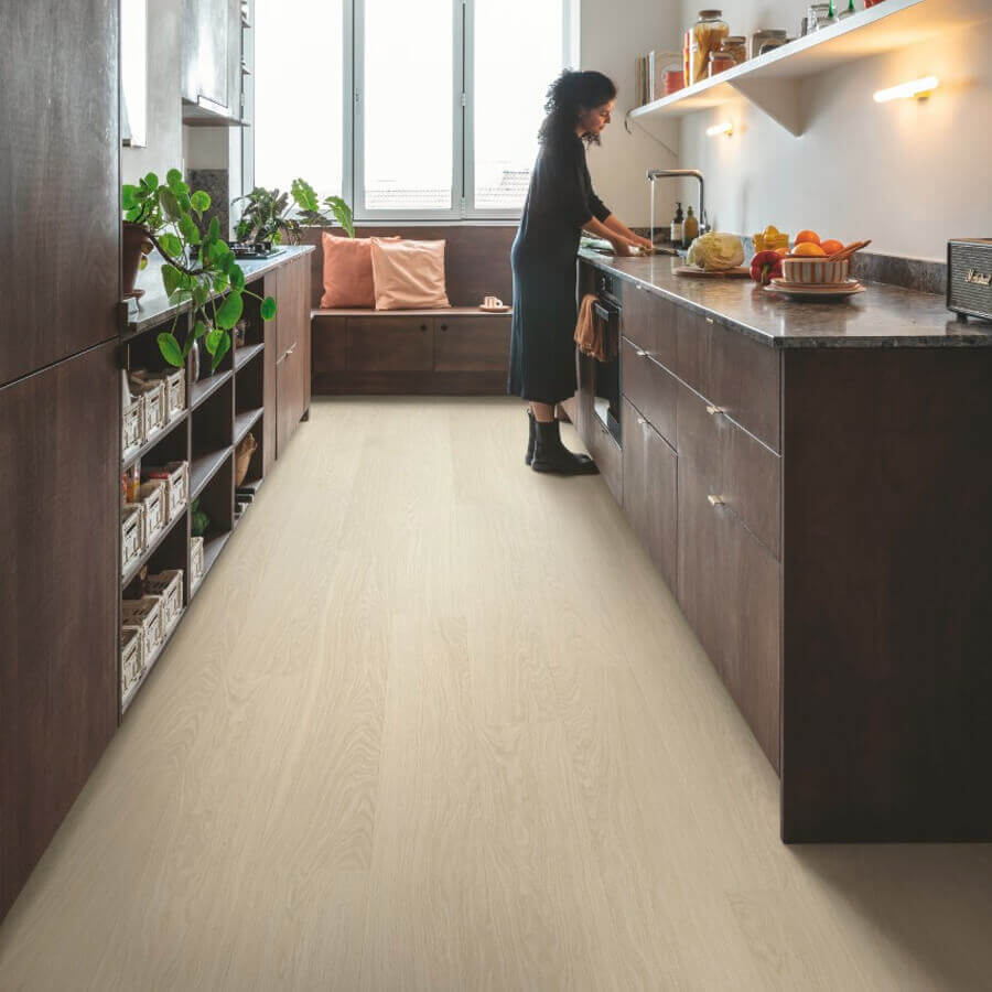 Quick Step Bloom AVMPU40099 Pure Eik Polair pvc vloer, stijlvolle polaire eiken click-vloer, ideaal voor een strak en ruimtelijk interieur