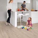 Quick Step Bloom AVMPU40103 Katoenbeige Eik pvc vloer, elegante eiken click-vloer in katoenbeige tinten voor een licht en stijlvol interieur