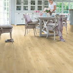 Quick Step Blos AVSPU40018 Drijvende Beige Eik pvc vloer, zachte beige eiken click-vloer, ideaal voor een fris en uitnodigend interieur