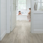 Quick Step Blos AVSPU40030 Canyon Grijze Eik met zaagsneden pvc vloer, grijze eiken click-vloer met authentieke zaagsneden voor een industrieel interieur