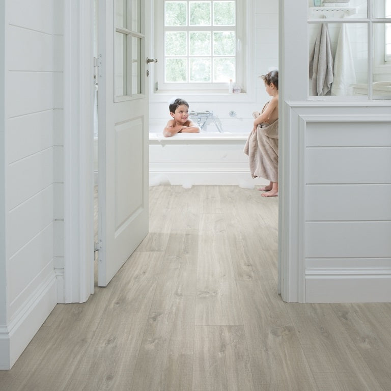 Quick Step Blos AVSPU40030 Canyon Grijze Eik met zaagsneden pvc vloer, grijze eiken click-vloer met authentieke zaagsneden voor een industrieel interieur
