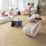 Quick Step Ciro AVHBU40359 Pure Eik Blush pvc vloer, visgraatpatroon met subtiele blush tinten, ideaal voor een stijlvol en tijdloos interieur