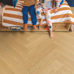 Quick Step Ciro AVHBU40360 Pure Honing Eik pvc vloer, visgraatpatroon in honing eik, perfect voor een sfeervol interieur