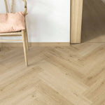 Quick Step Ciro AVHBU40362 Botanisch Beige pvc vloer, visgraatpatroon in botanisch beige, ideaal voor een rustig en stijlvol interieur